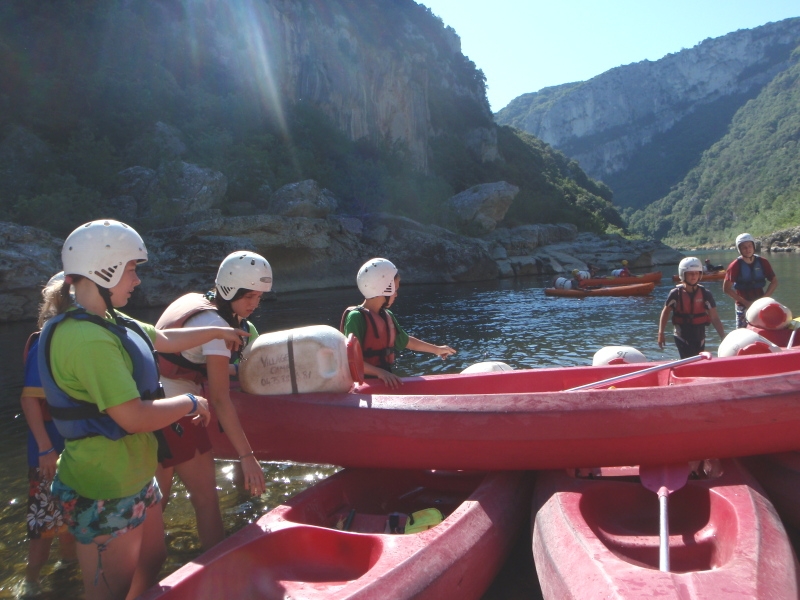 Village Camps International Summer Camp Ard&egrave;che, France 2019-07-26 https://www.villagecamps.com/journals_admin/images/25-35-Raft race team 2.jpg